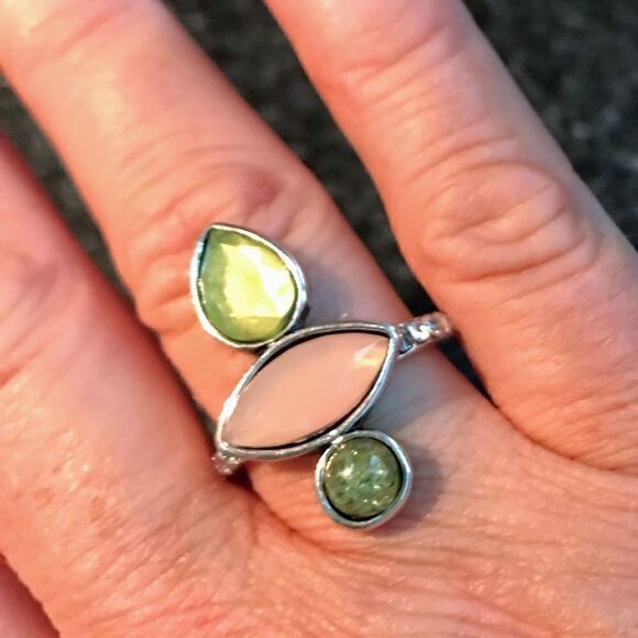 SILVER Cocktail Ring With Peach And Green Stones Costume Jewelry Size 7 New - Picture 4 of 7